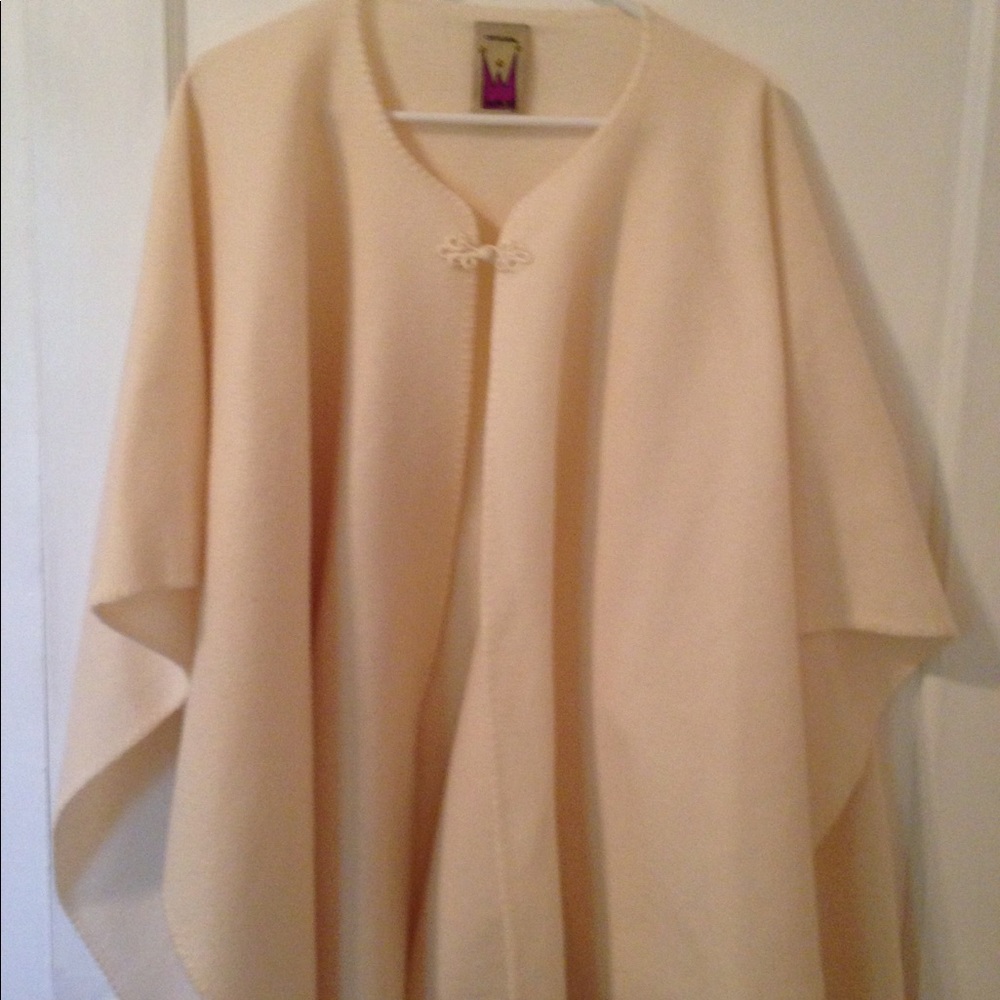 Antthony winter white cape